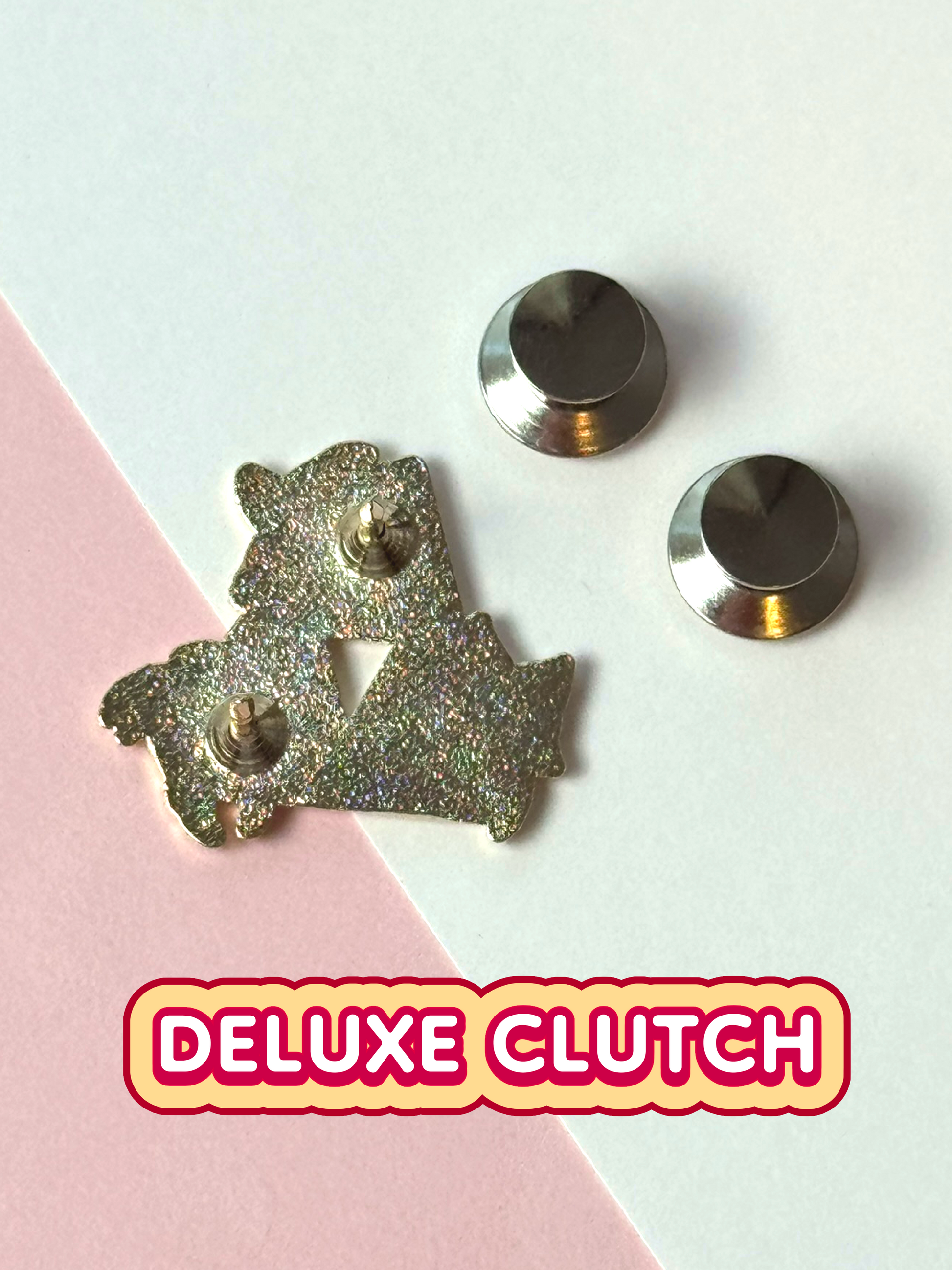 The triforce pin has two deluxe cluthes